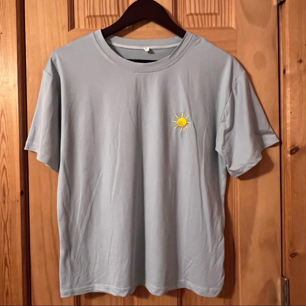 baby blue tee w/embroidered sun